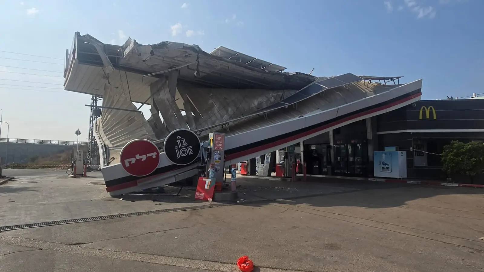 הגג בתחנת הדלק בגבעת אולגה קרס: "דמיינתי לרגע נפילת טיל" | תיעוד