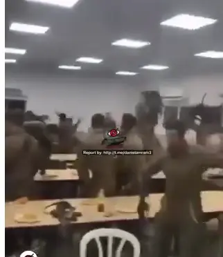 זורקים כיסאות: קטטה בין חיילים פרצה בחדר אוכל בבסיס | תיעוד