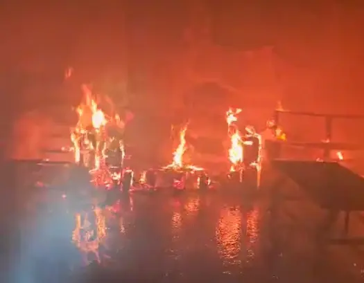 חשד להצתת ענק: כלי רכב עלו באש במגרש מכוניות בבאר טוביה