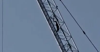 נער נתקע על עגורן בן 36 קומות בירושלים - וחולץ בשלום | תיעוד