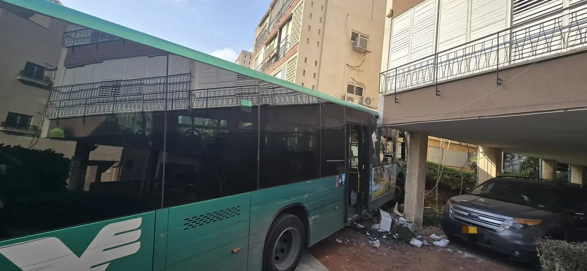 אוטובוס התנגש בבניין מגורים בחולון - במקום 9 פצועים קל ופצועה נוספת באורח בינוני