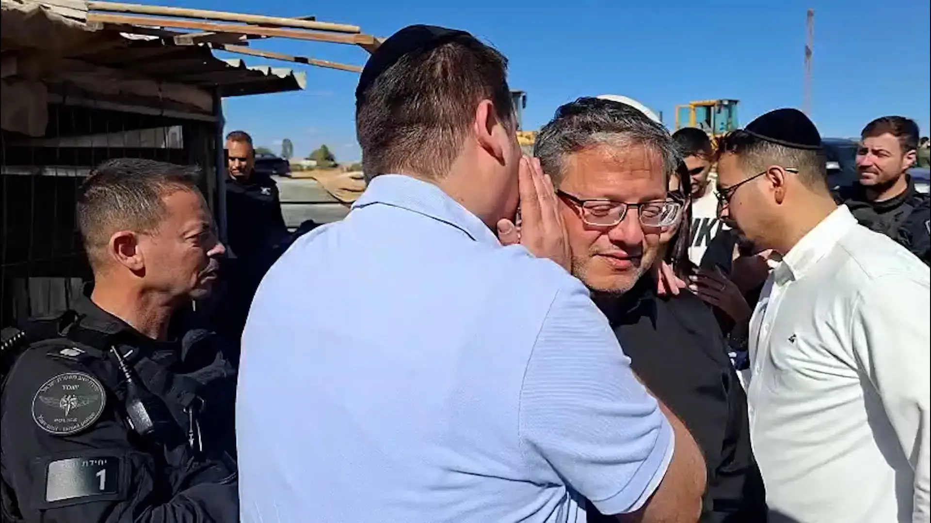 צרורות ירי ומזנון בוער: תלמידים נאלצו להימלט מבחינת בגרות בנגב | פרסום ראשון