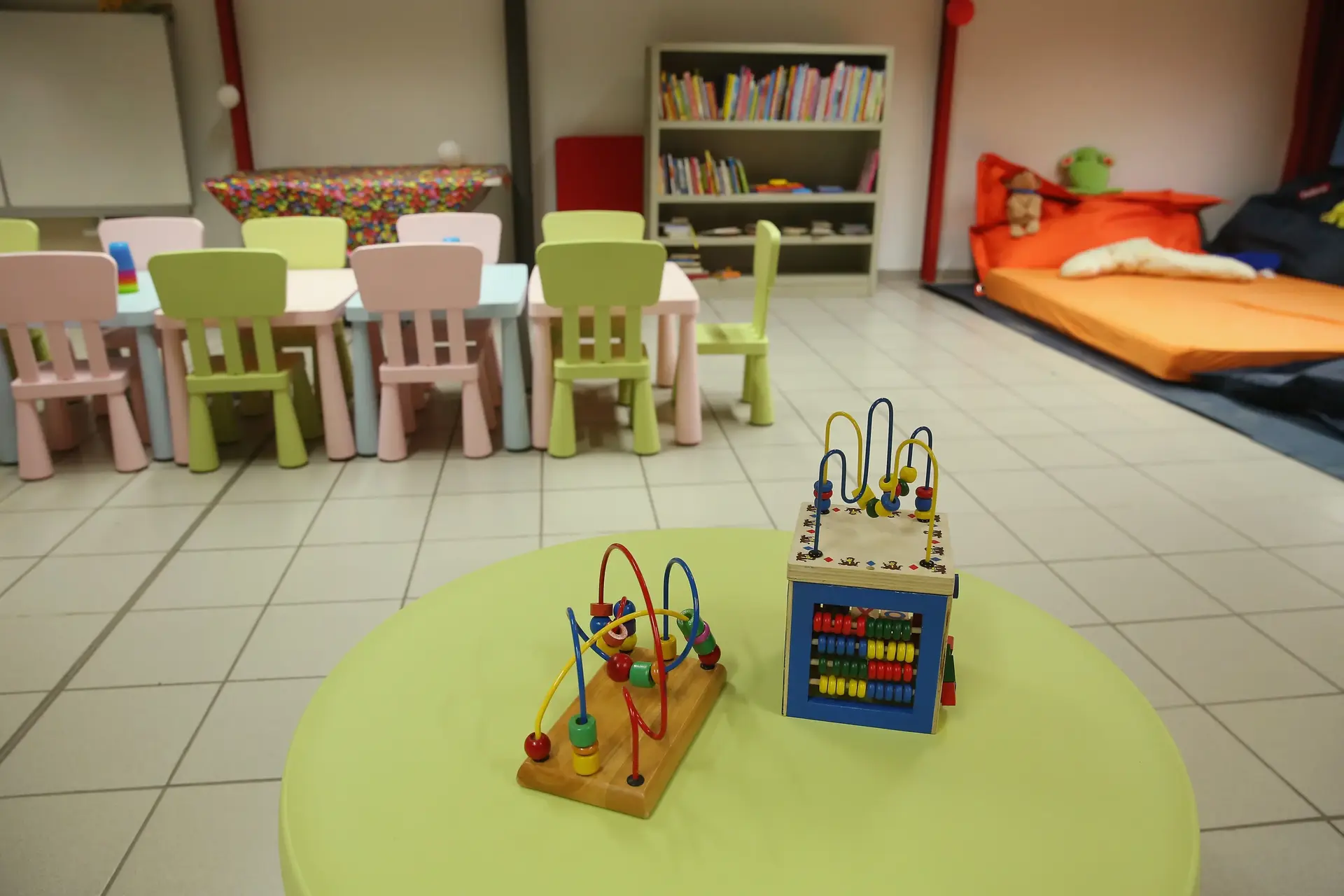 הטיחו לרצפה ומשכו באוזניים: 3 סייעות נעצרו בחשד להתעללות