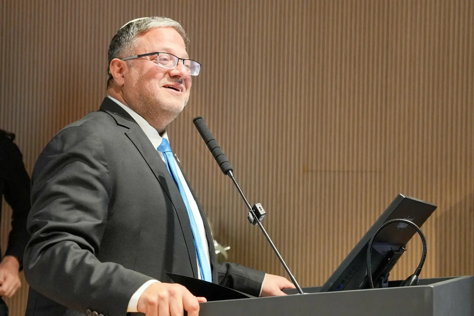 בקבוקי בנזין ברכבים, אקדחים שלופים: שמונה נעצרו בפעילות לילית בחיפה