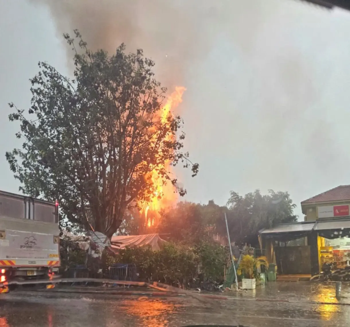 ברק הצית שריפה בתל אביב, בולען נפער בחולון: כל התיעודים מסופת ביירון
