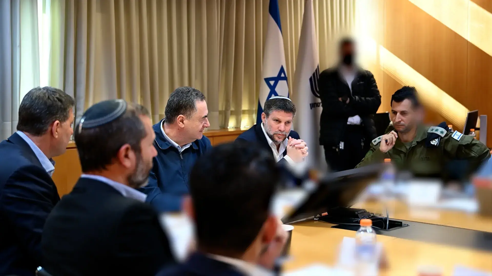 "מי אתה בכלל": עימות בישיבת הממשלה, נתניהו לשרים - "צאו מכאן"