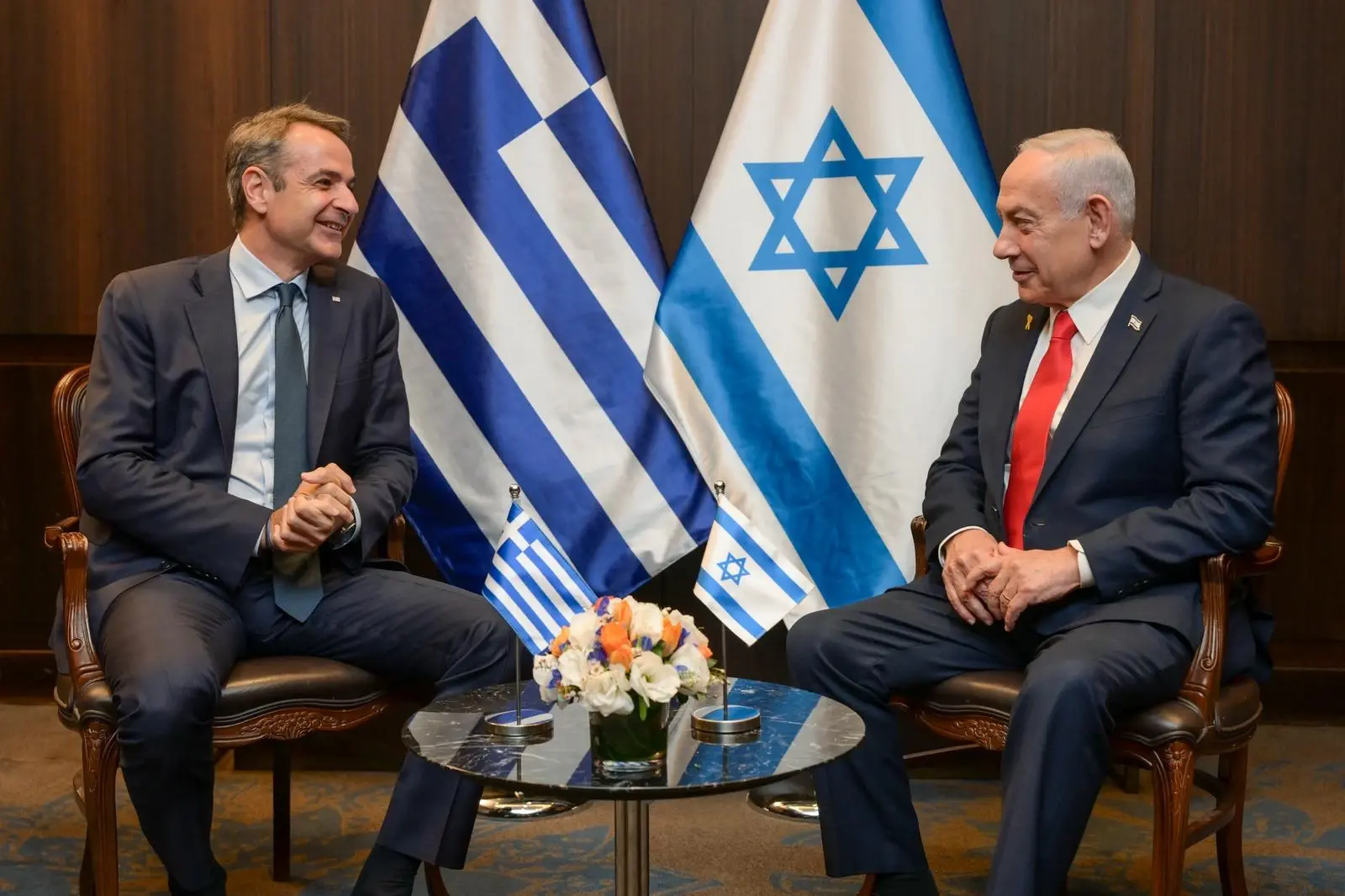 שלוש מתקפות נגד מפלגת השלטון ביוון: אמה של מועמדת לפרלמנט נהרגה
