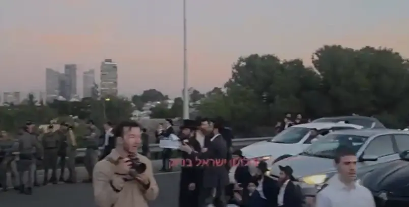 קבוצת חרדים קיצוניים חוסמים את כביש 4, יאיר לפיד: "להפסיק להעביר להם כסף"