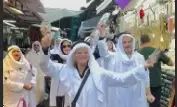 "חפלה" בשוק הכרמל: מפגינים התחפשו לשייח'ים קטארים במחאה על "קטארגייט"