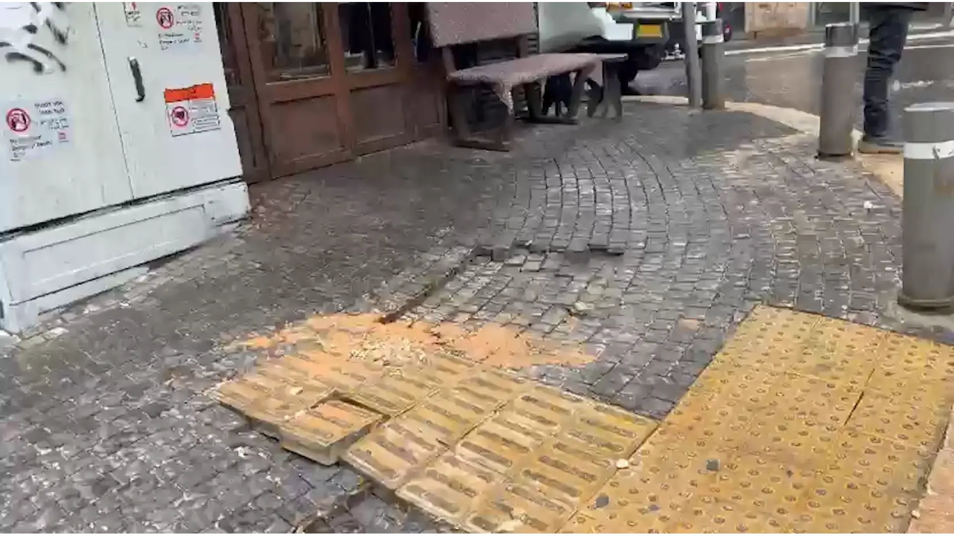בעקבות מזג האוויר: מדרכה קרסה בכניסה למסעדת שף בירושלים | תיעוד