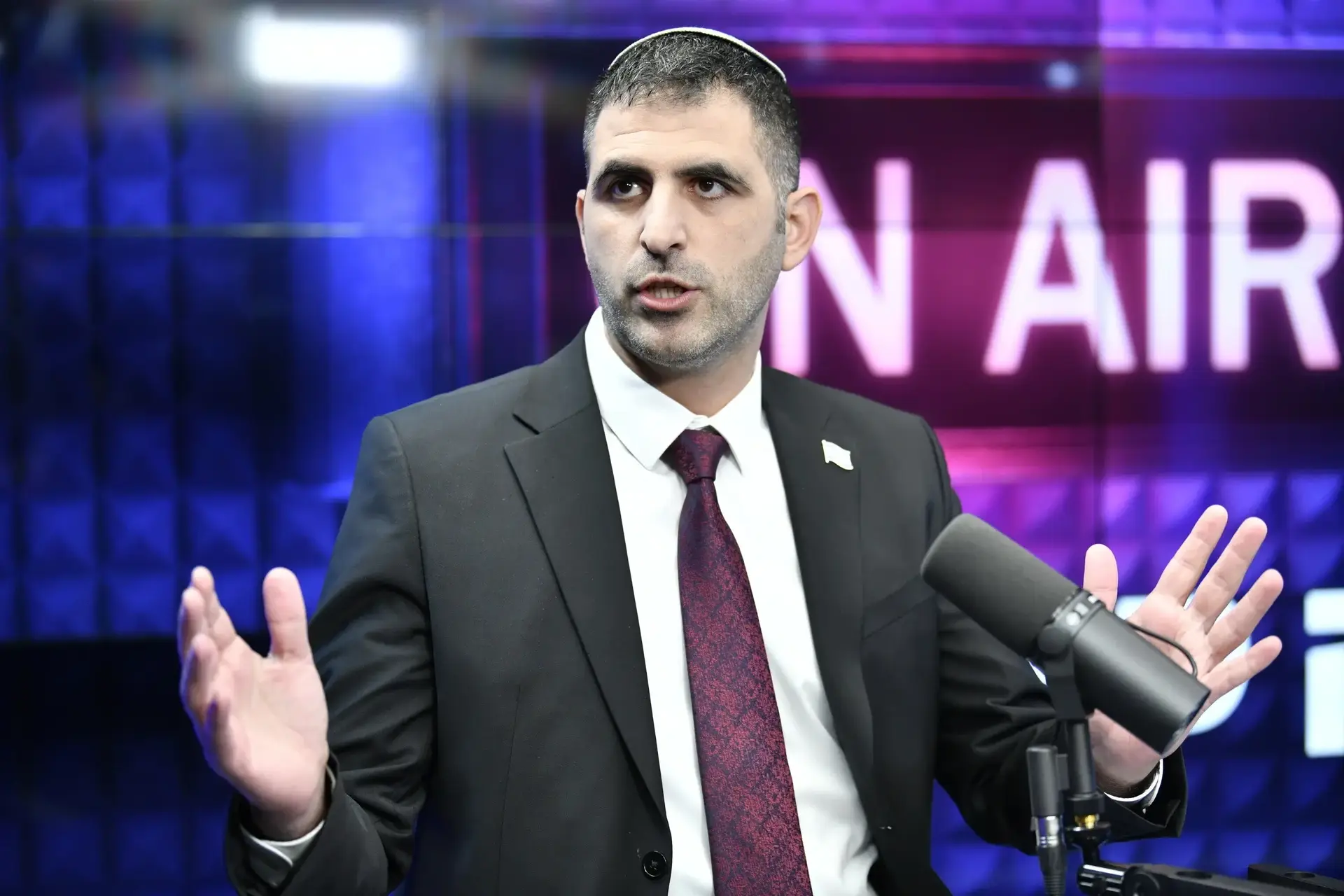 בהוצאת השר קרעי: הספרון שחיכה לשרים בישיבת הממשלה - "מילון הדיפ סטייט השלם"