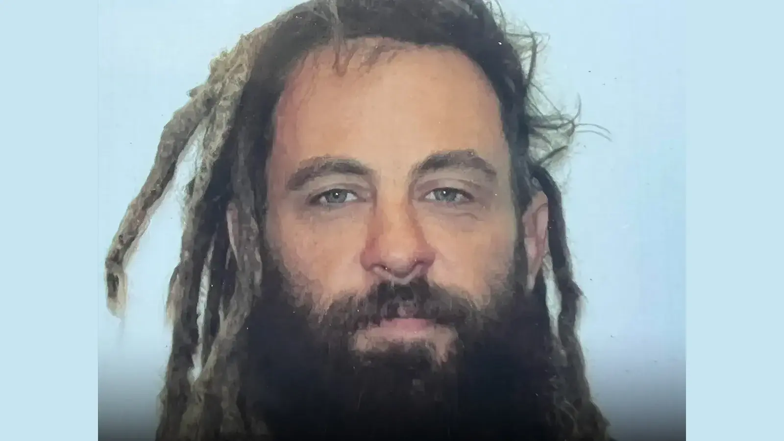 כוכב תוכנית ריאליטי מואשם ברצח שותפו לתא בכלא