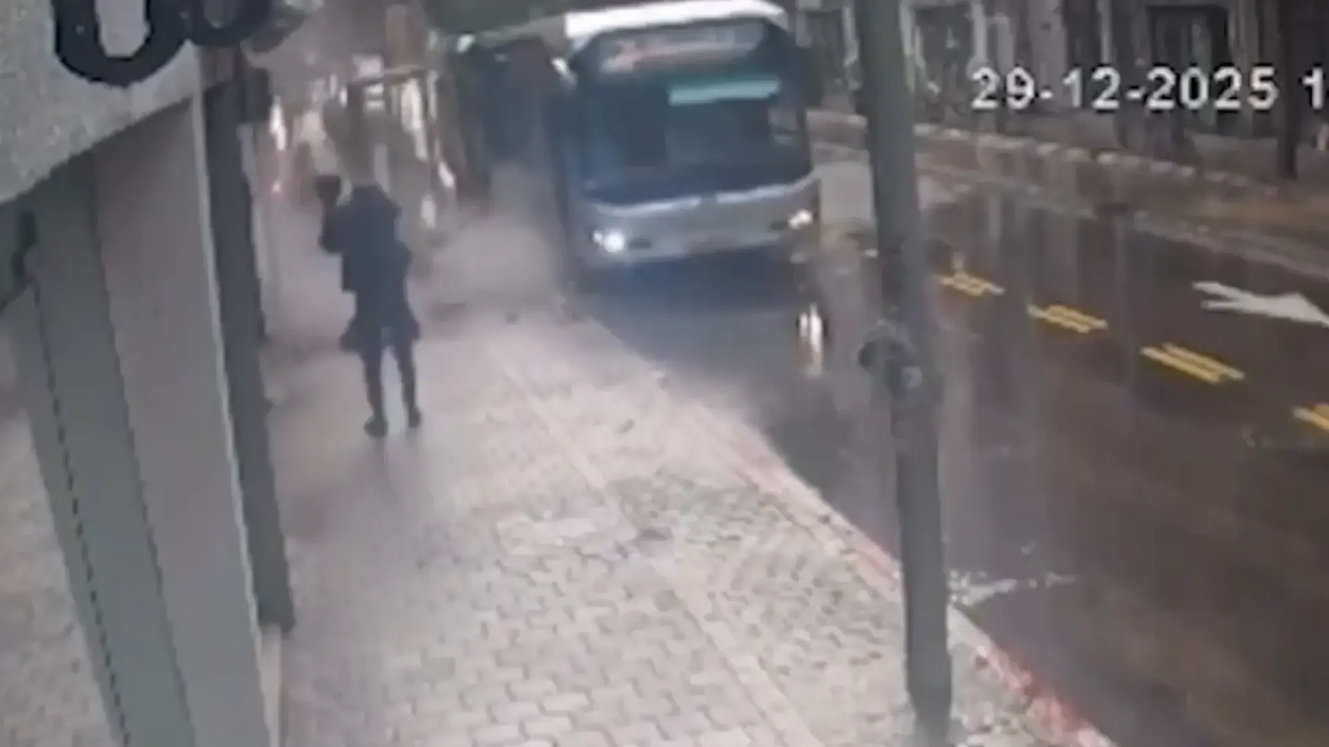 גבר ניצל בנס מקריסת עץ על רכבו, בן 70 במצב קשה לאחר קריסת מרפסת בת"א