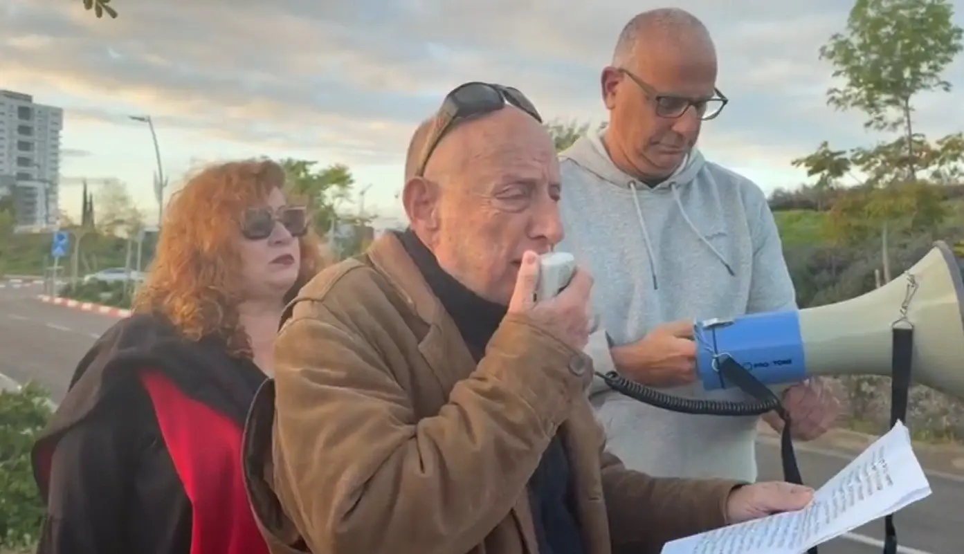 "לא נתכופף בפניו": יוצרי קולנוע מפגינים מול ביתו של השר מיקי זוהר
