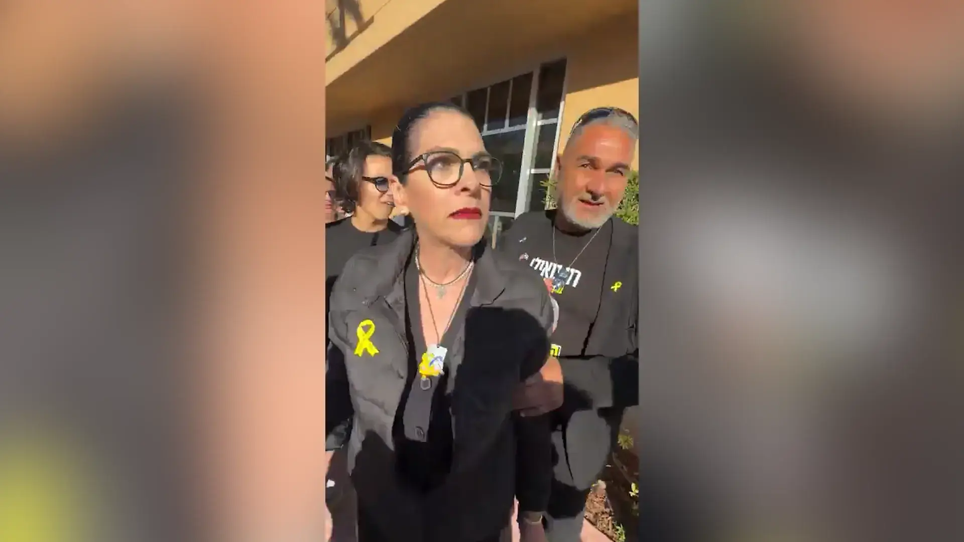 עם כאפיות ודגלי פלסטין: מפגינים התעמתו עם בני משפחת גואילי במיאמי | תיעוד