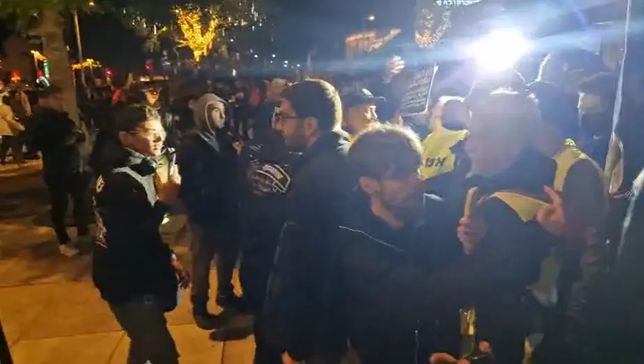 פעיל הימין מרדכי דוד עוכב בתום ההפגנה בת"א, נער נעצר בחשד להצתת דגל גאווה