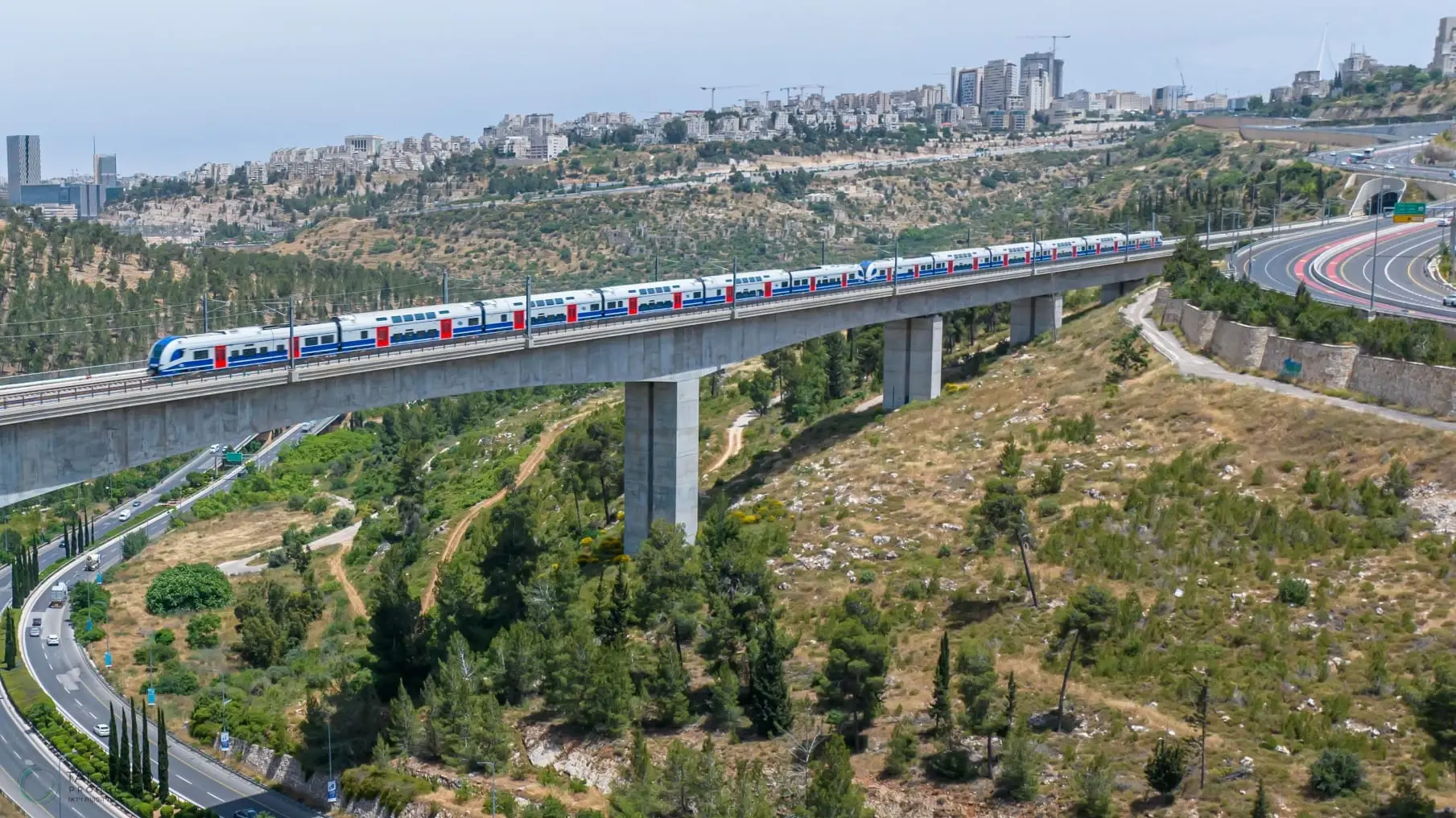 4 מסילות ברכבת ת"א-חיפה: חברת החשמל החלה בהעתקת קווי מתח | פרסום ראשון