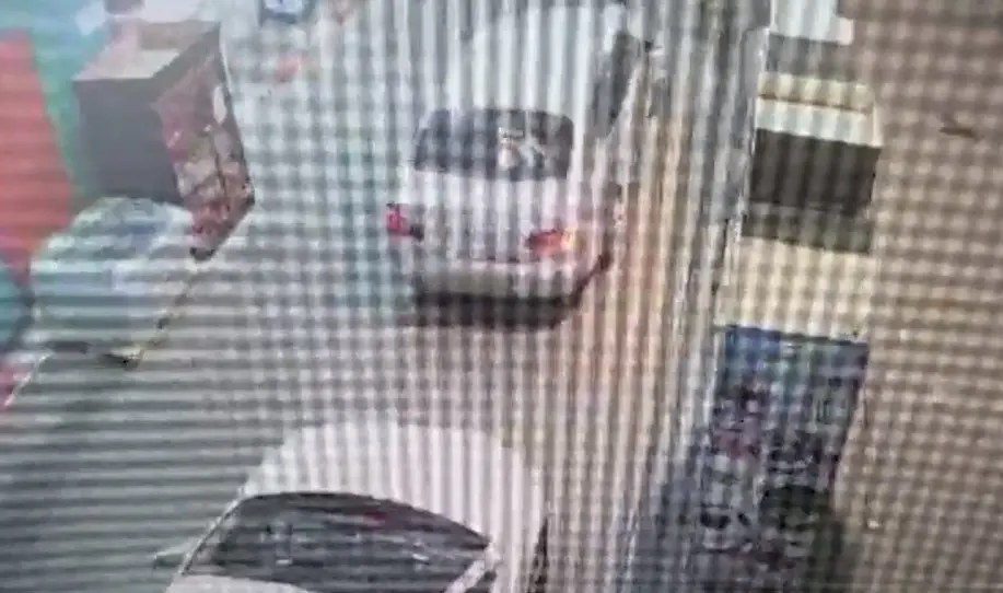 יום לאחר שפוטר: מילא בקבוק דלק והצית את משרדי החברה | תיעוד