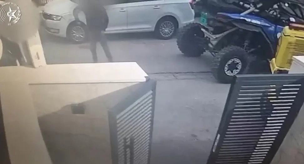 ריב על חניה ברמלה הסתיים ברצח: הסתער עם סכין, דקר ונמלט | תיעוד
