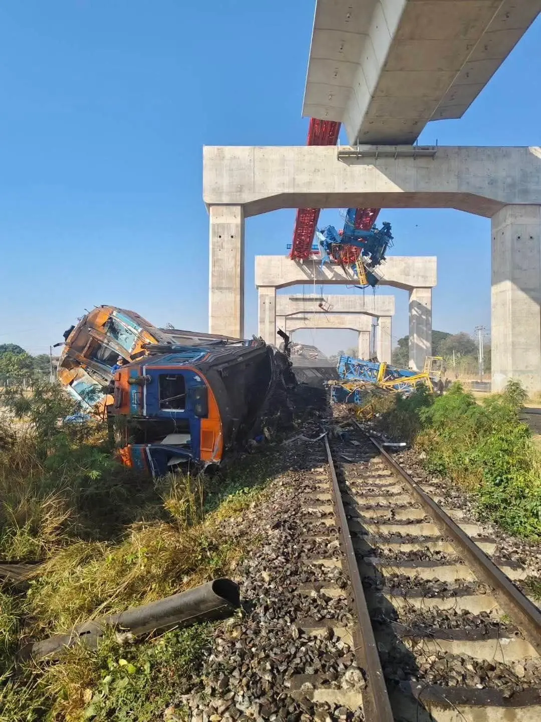 תאונה קטלנית בתאילנד: מנוף קרס על רכבת, לפחות 25 נהרגו