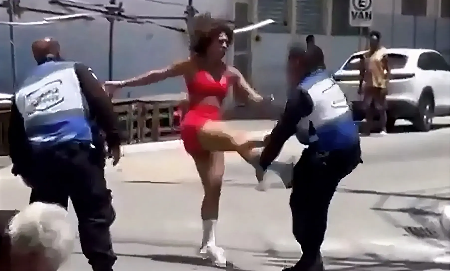 צפו: דוגמנית כושר תקפה את החבר ושלחה שני שוטרים לביה"ח