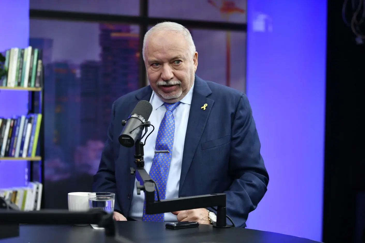 "באישור ועד הרבנים": כשאביגדור ליברמן חשף את הטלפון הכשר שברשותו