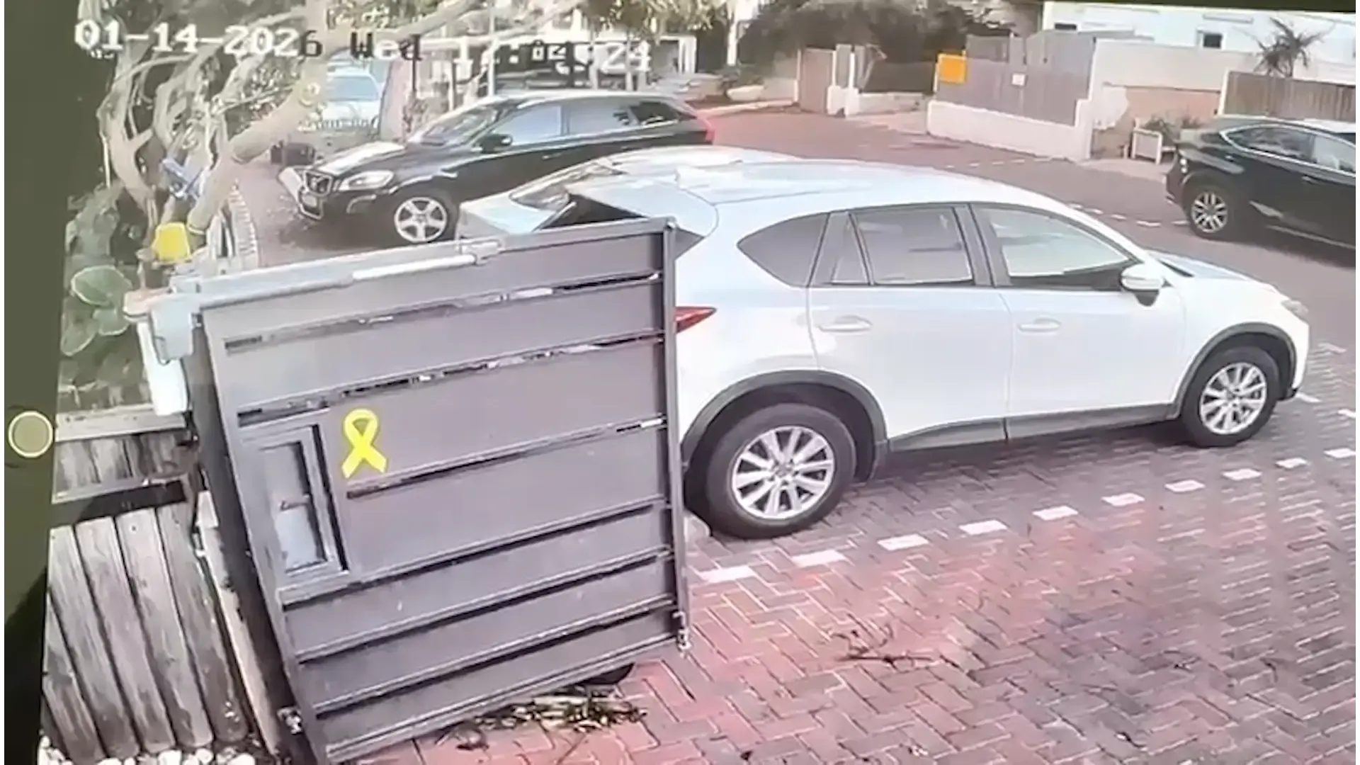 זוג פנסיונרים מחדרה חטפו רימון על ביתם בעקבות שלט תמיכה ביועמ"שית: "עוד יהיה פה רצח"