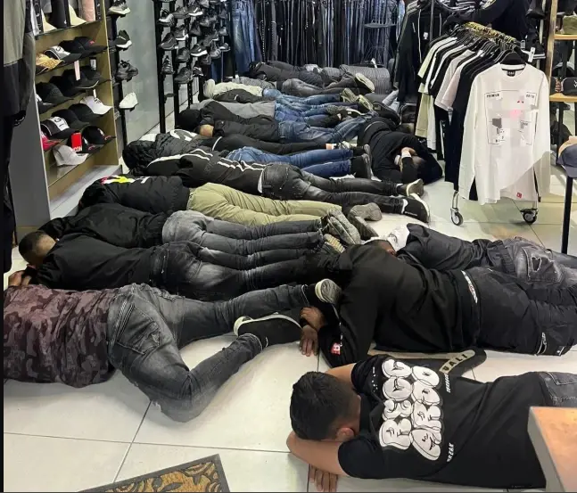 בדרך לחתונה עוצרים בנשקייה: שבעה נעצרו בחנות חליפות עם כלי נשק | פרסום ראשון