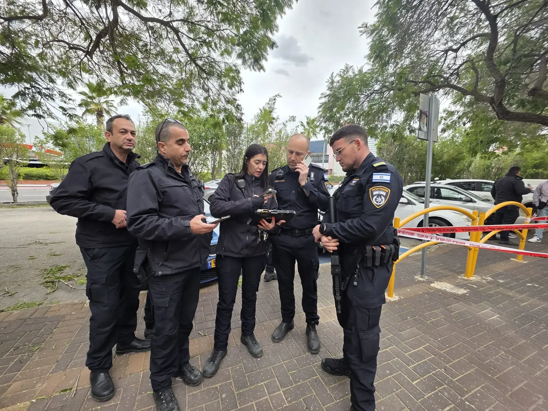 שלושה שוטרים נפגעו בהצתה בקריות; החשד: גבר אובדני שפך עליהם דלק