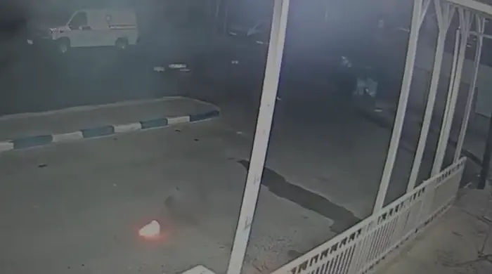 כנקמה על קטטה: תושב אילת השליך בקבוקי תבערה לעבר מועדון לילה | תיעוד