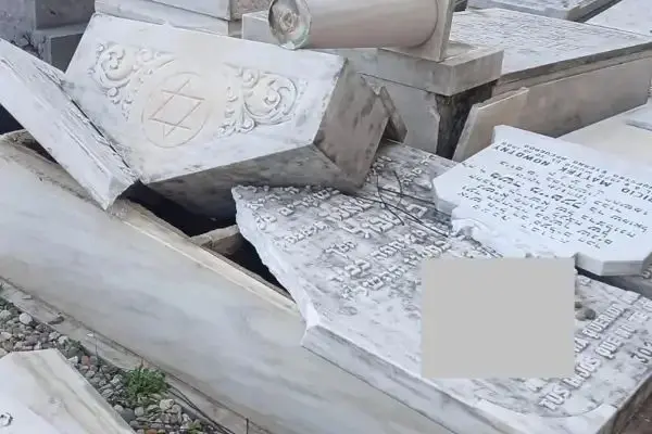 "ונדליזם אנטישמי בזוי": עשרות קברים יהודים חוללו בבית קברות בברצלונה