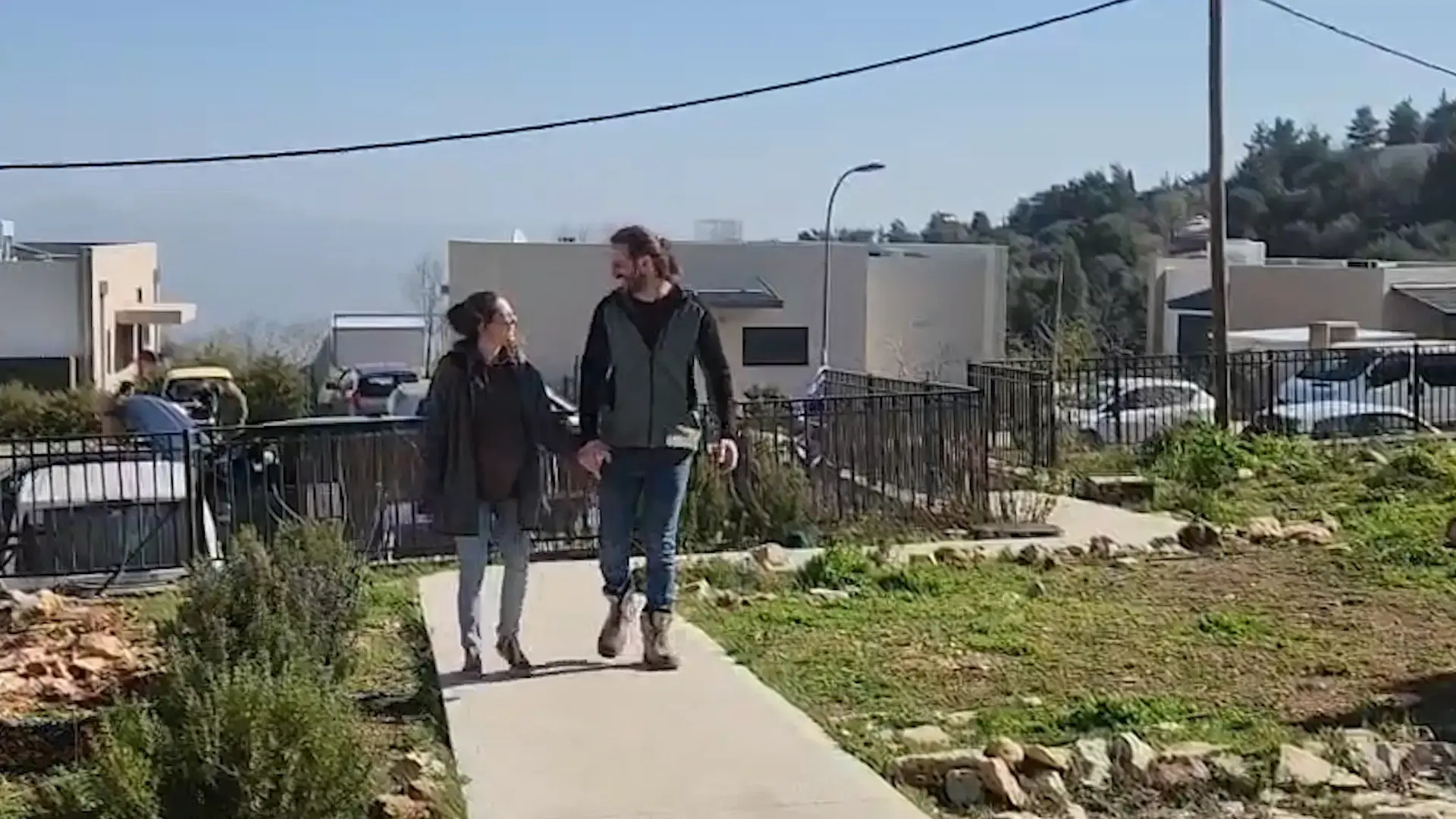 בין הקלנועית השרופה לבירה על הגדר: הפרק החדש של הקיבוץ המופגז ביותר בצפון