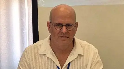 חינוך תחת אש: כשהכיתה הופכת לשדה קרב פוליטי