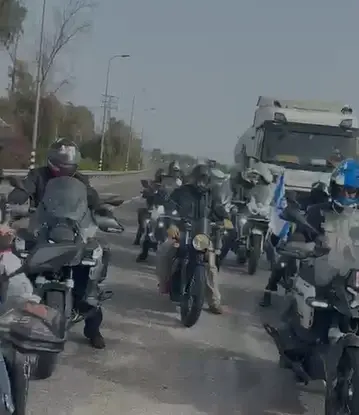 רוכבים בעקבותיו: שיירת אופנועים של חירשים-עיוורים יצאה למסע לזכר רן גואילי