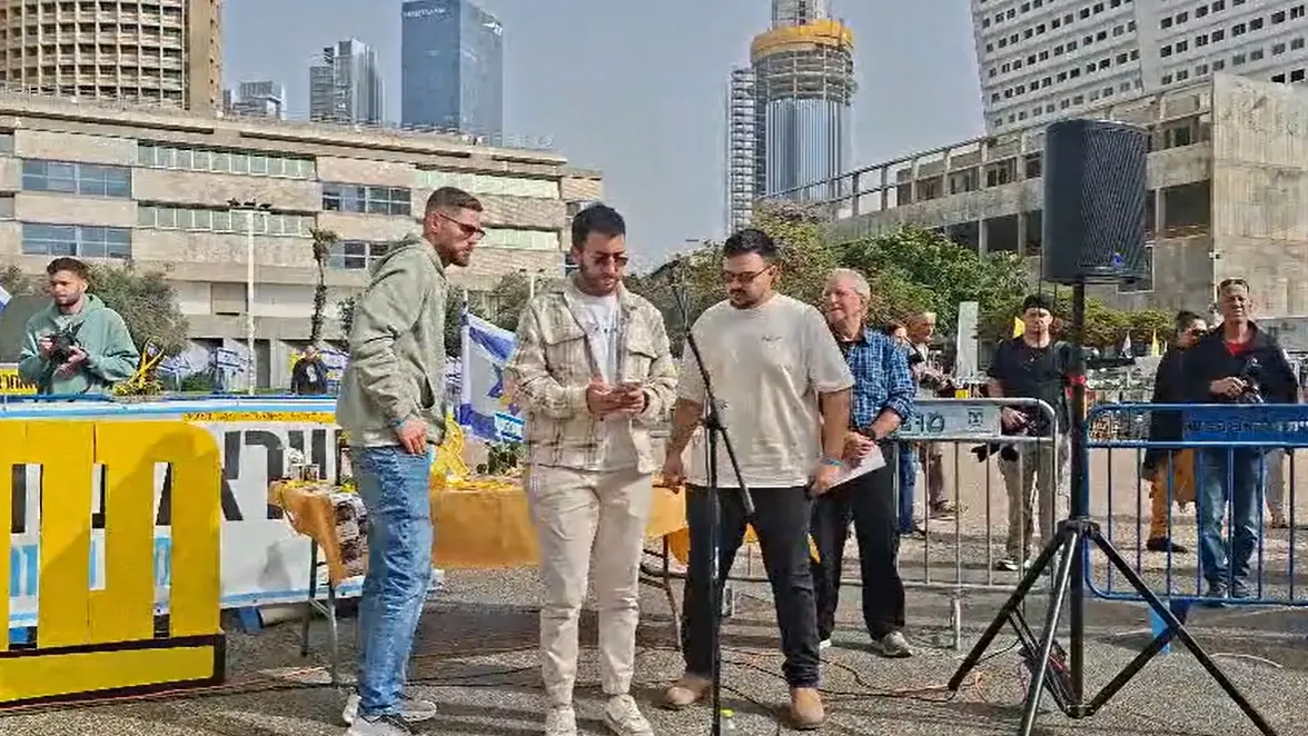 "גאה, אבל חושש מהיום שאחרי": אחרי 120 שבתות - שורדי שבי ומשפחותיהם בקבלת שבת אחרונה בכיכר