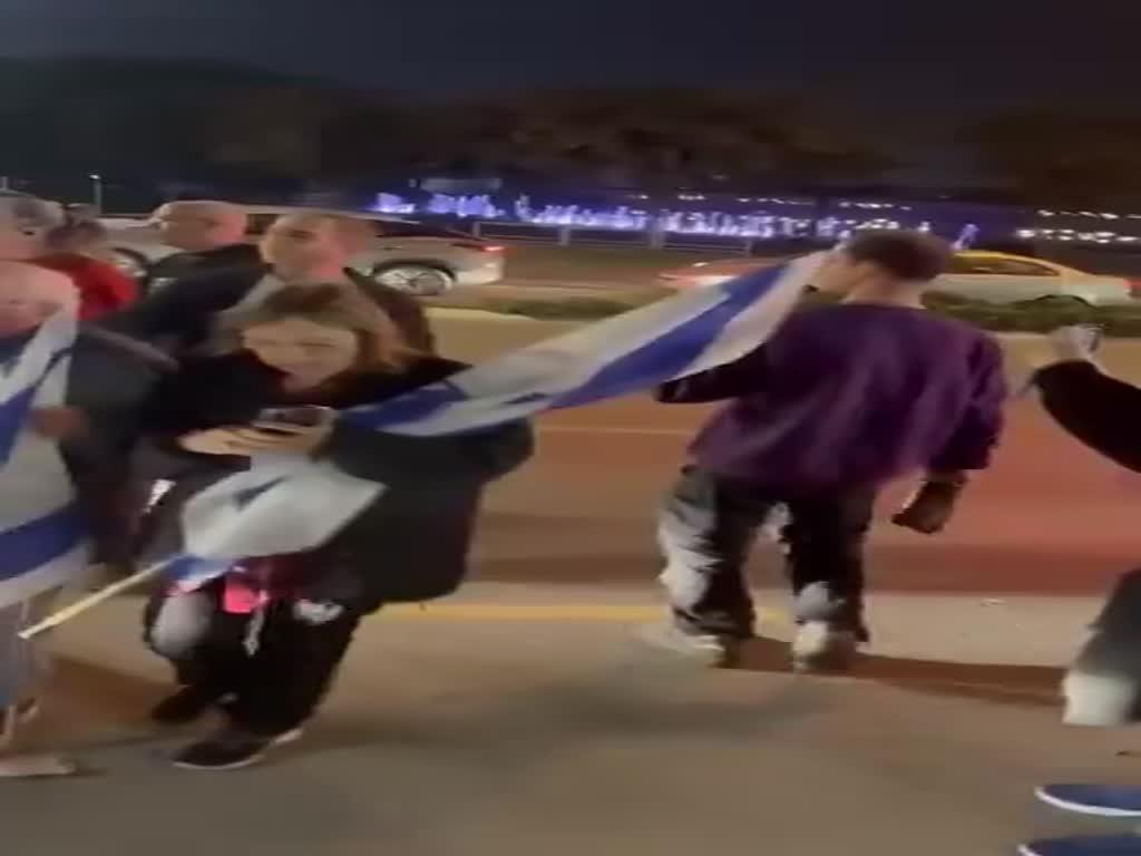 הוארך מעצרו של בעל הרכב "שמאלנים בוגדים" שהתעמת עם מפגינים בבאר שבע