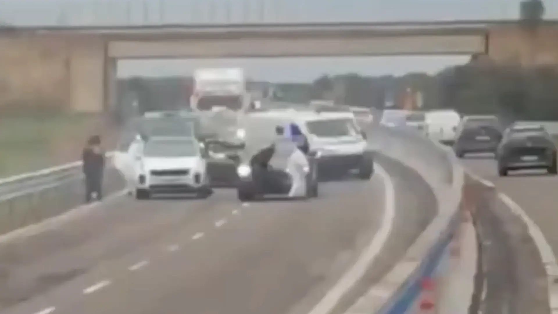 ניסיון שוד דרמטי באיטליה: חמושים פוצצו משוריין שהוביל מזומנים בכביש מהיר
