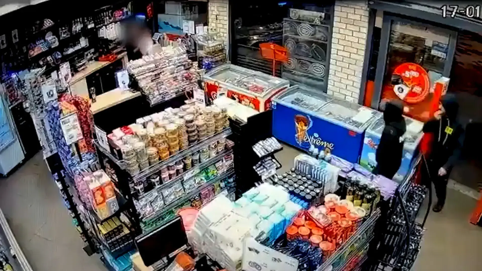 פרץ לבית, גנב כרטיס אשראי - ויצא למסע קניות לילי | צפו