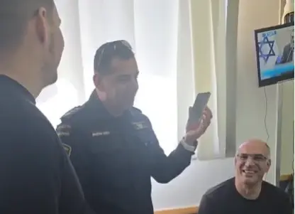 טלפון נגנב מחולה מאושפזת בסורוקה, והשוטרים הגיעו להשיב לה אותו | צפו