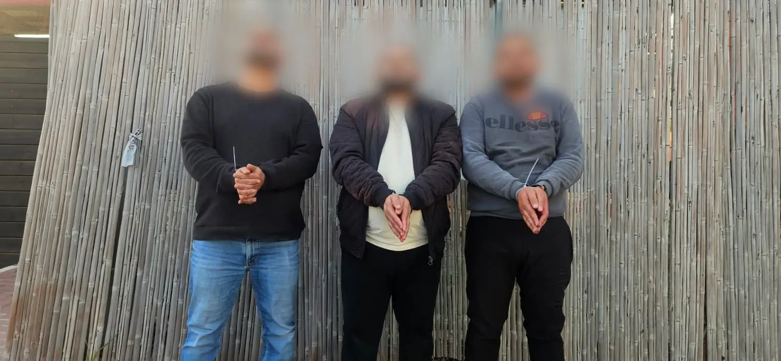 בתוך בית עלמין וברכב: שלושה אקדחים, רובה ותחמושות נמצאו ברהט