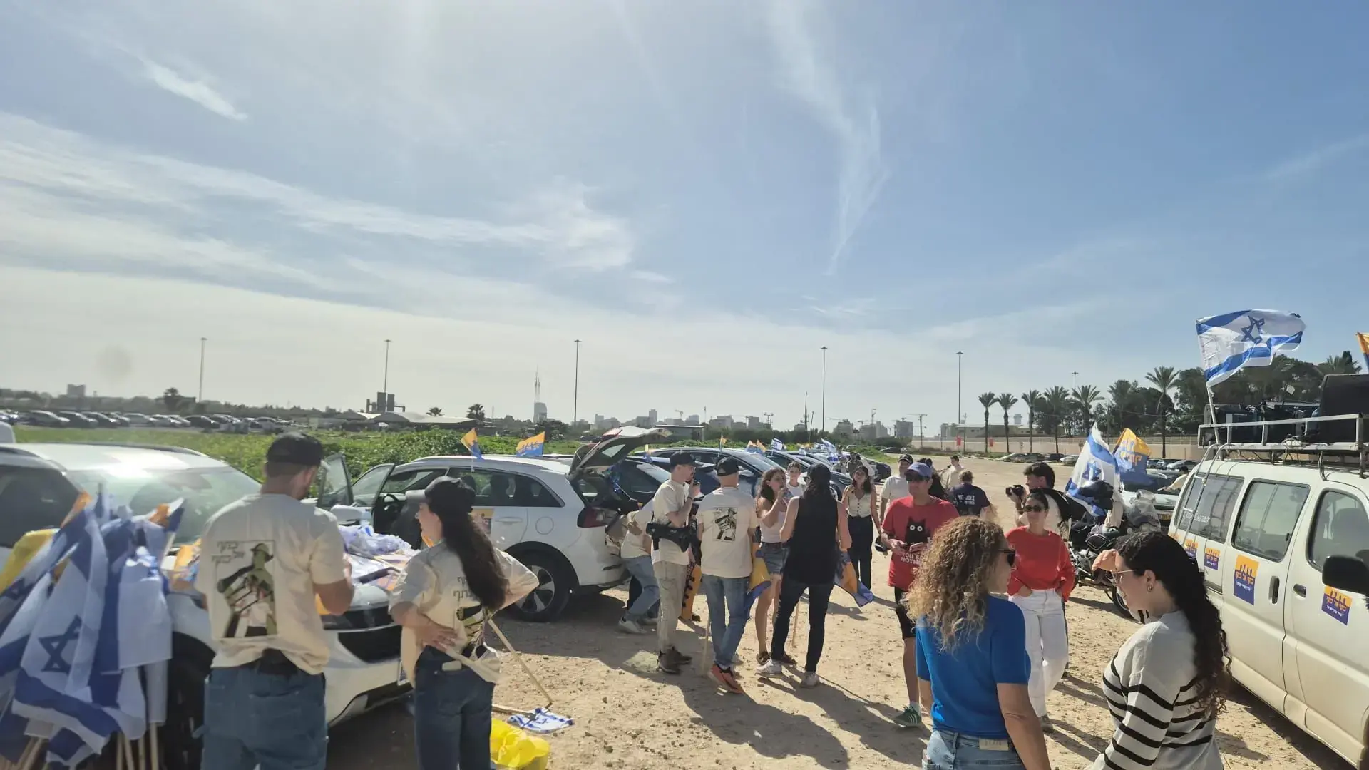מחאת "כתף אל כתף" על חוק הגיוס: שיירת רכבים מאטה את התנועה בכביש החוף
