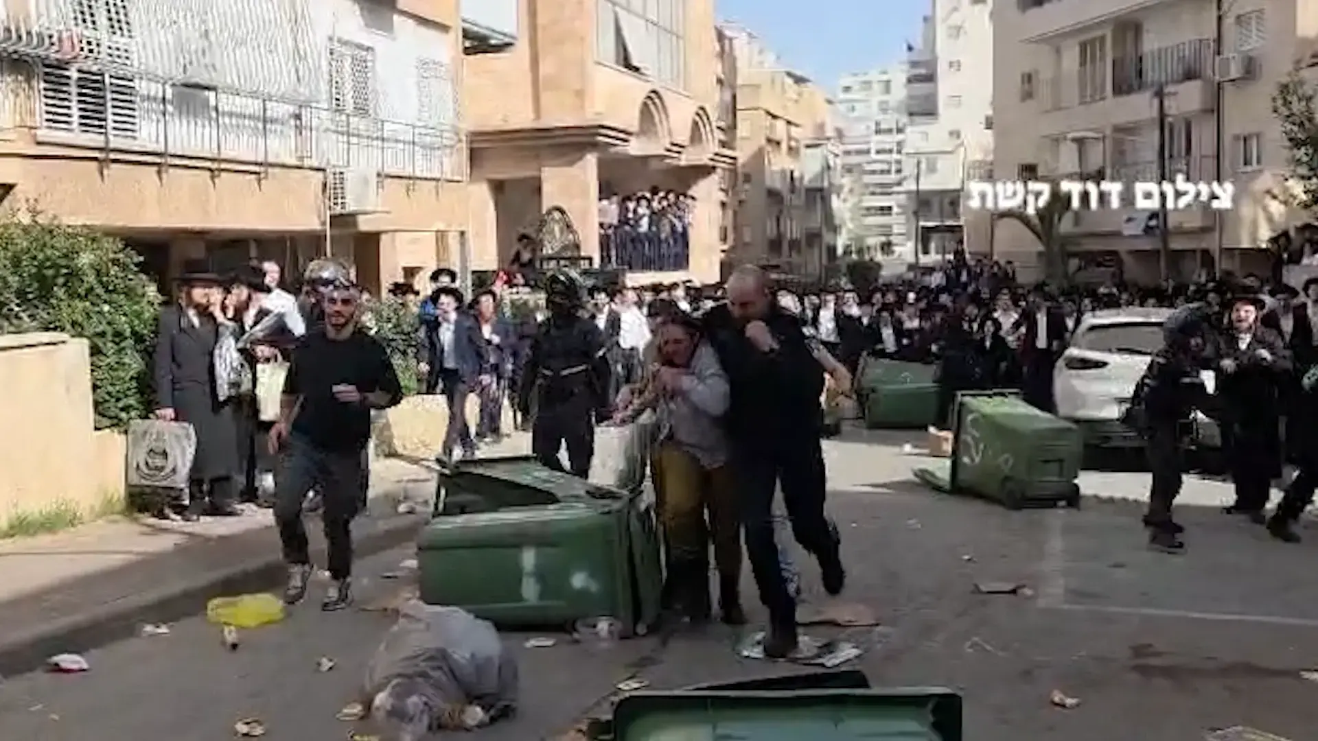 מהומות בבני ברק: שתי חיילות הותקפו ברחוב - וחולצו על ידי המשטרה