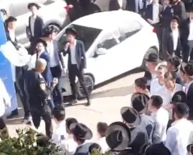 הרב הראשי לשעבר נתן את "ההיתר" ההלכתי - ההמון המוסת יצא לרחובות בני ברק