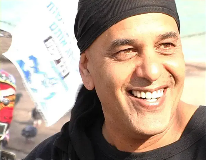 האופנוען עם הבנדנה נגד הדימום הלאומי