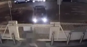 נסע לאחור, נגח והפיל את שערי בית הכנסת באוסטרליה: נעצר חשוד במעשה | תיעוד