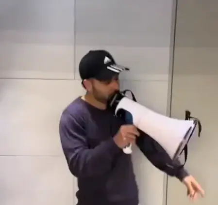 בתוך הבניין, מול הדלת - עם מגפון "לזכרו של ערפאת": תיעוד "המחאה" שהטריפה את צחי הלוי