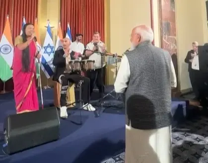 סגירת מעגל מרגשת: סולנית להקת שלוה, ילידת הודו, הופיעה בפני ראש הממשלה מודי