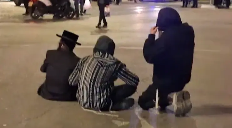 מפגינים חרדים חסמו כביש ופסי רכבת בשדרות חיים בר לב בי-ם, המשטרה הפעילה מכת"זית