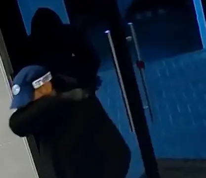 התחזה לשוטר עם צו חיפוש מזוייף, ושדד סוחר זהב בביתו: אישום חמור נגד תושב הרצליה