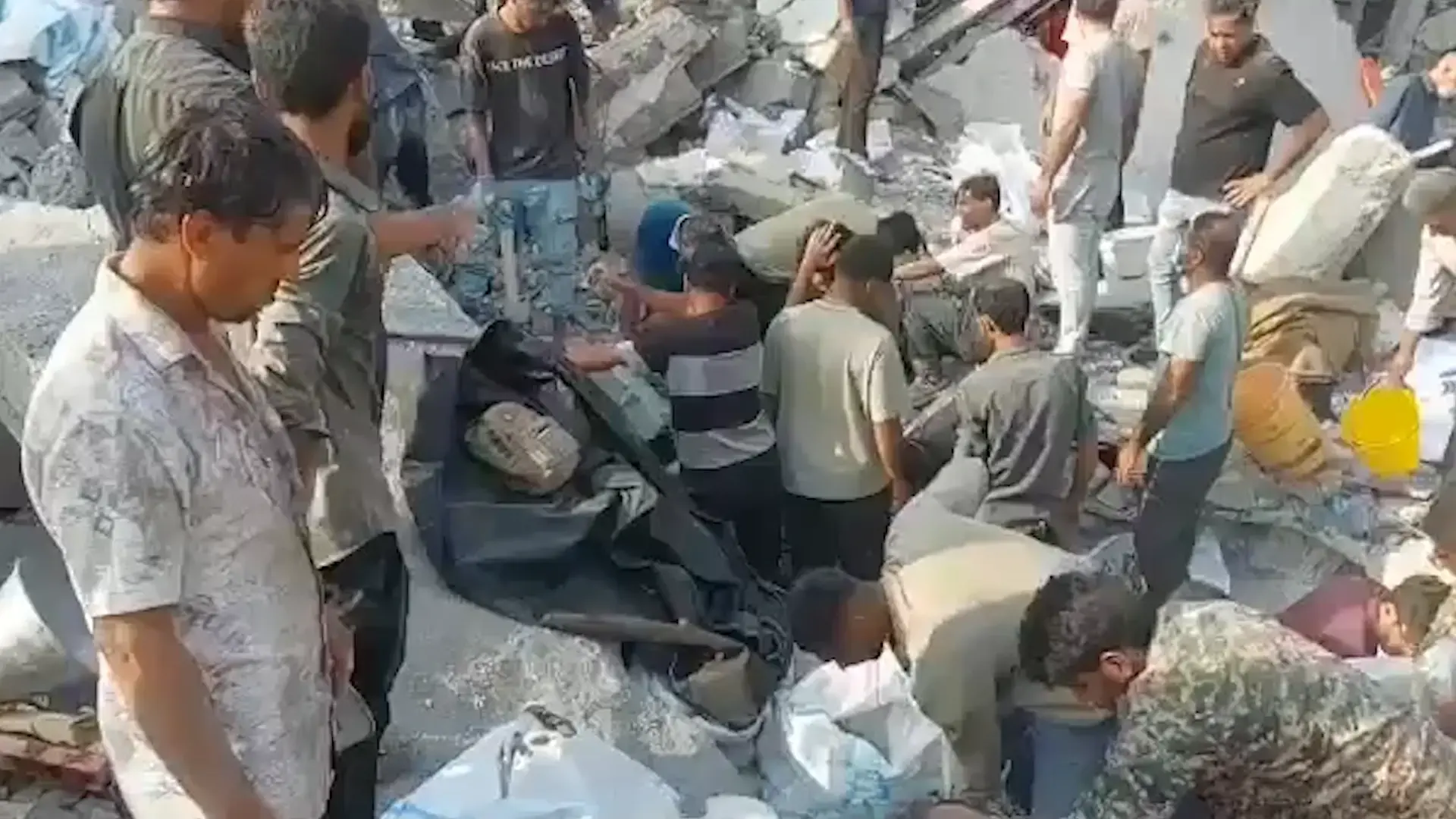 באיראן טוענים: כ-60 הרוגים בתקיפה על בית ספר לבנות, תלמידות נלכדו תחת ההריסות